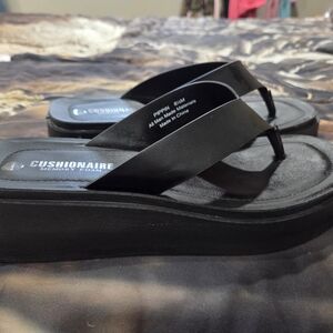 Cushionaire Women's Black Sandals